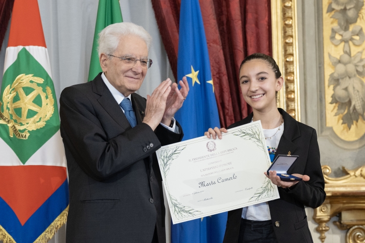 Il Presidente Sergio Mattarella consegna l'Attestato d’Onore a Marta Carmelo Alfiere della Repubblica
