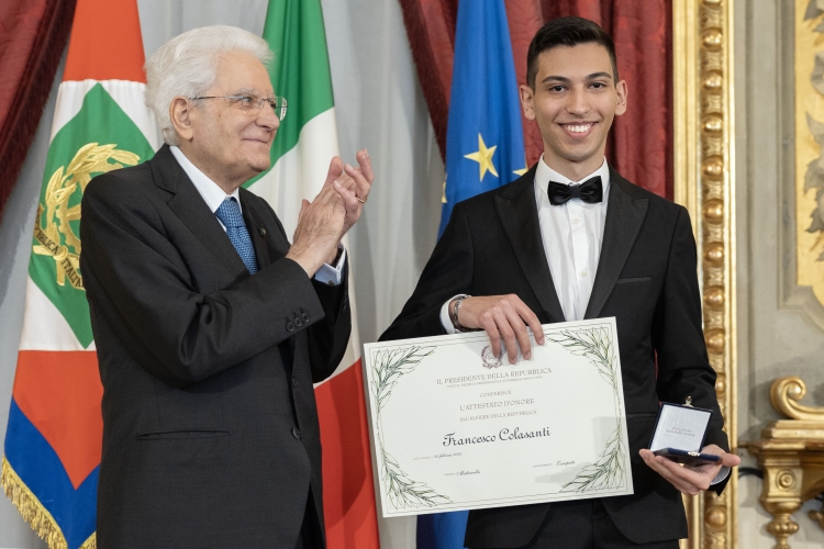 Il Presidente Sergio Mattarella consegna l'Attestato d’Onore a Francesco Colasanti  Alfiere della Repubblica
