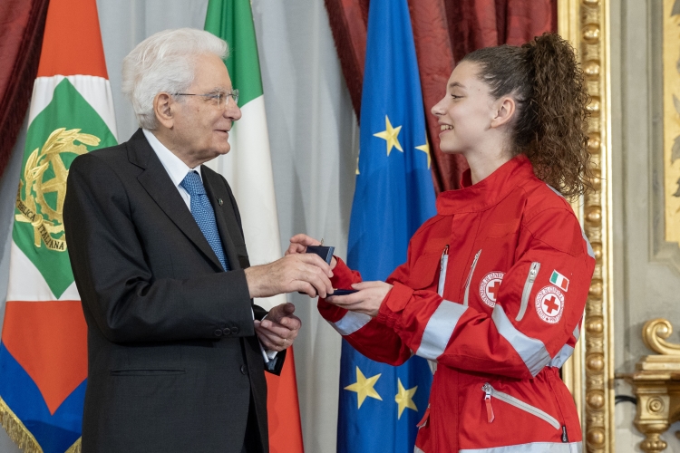 Il Presidente Sergio Mattarella consegna l'Attestato d’Onore a Caterina Contento  Alfiere della Repubblica
