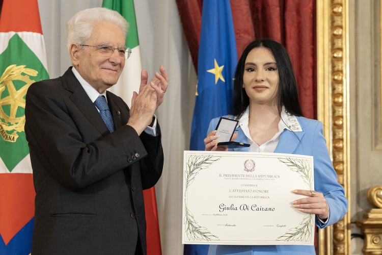 Il Presidente Sergio Mattarella consegna l'Attestato d’Onore a Giulia Di Cairano  Alfiere della Repubblica
