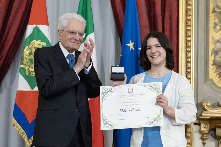 Il Presidente Sergio Mattarella consegna l'Attestato d’Onore a Valeria Frasca  Alfiere della Repubblica
