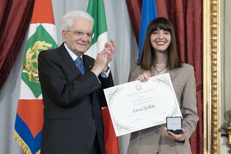 Il Presidente Sergio Mattarella consegna l'Attestato d’Onore a Letizia Galletti  Alfiere della Repubblica
