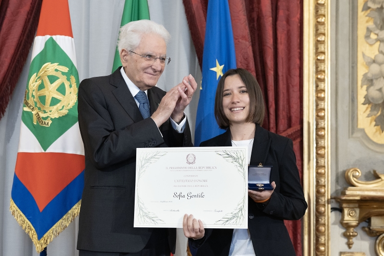 Il Presidente Sergio Mattarella consegna l'Attestato d’Onore a Sofia Gentile Alfiere della Repubblica
