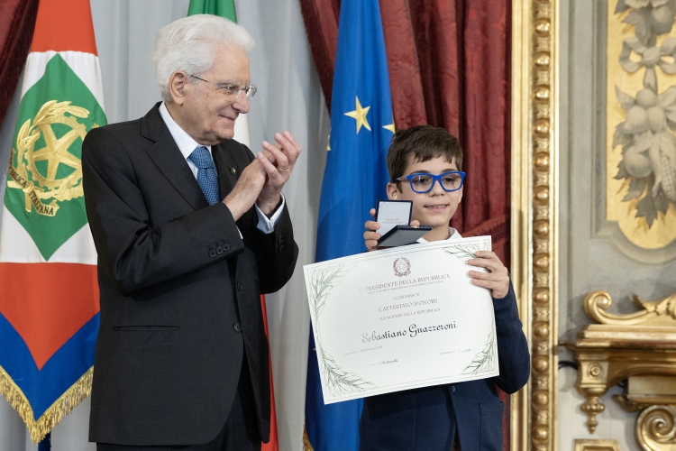 Il Presidente Sergio Mattarella consegna l'Attestato d’Onore a Sebastiano Guazzeroni Alfiere della Repubblica
