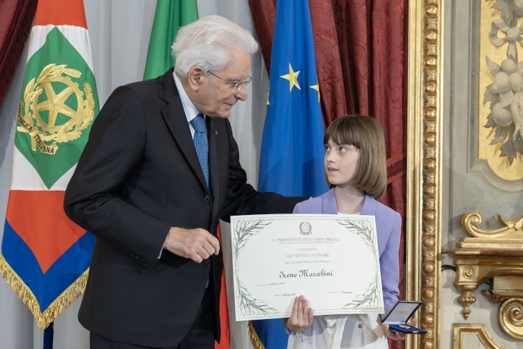 Il Presidente Sergio Mattarella consegna l'Attestato d’Onore a Irene Marabini Alfiere della Repubblica
