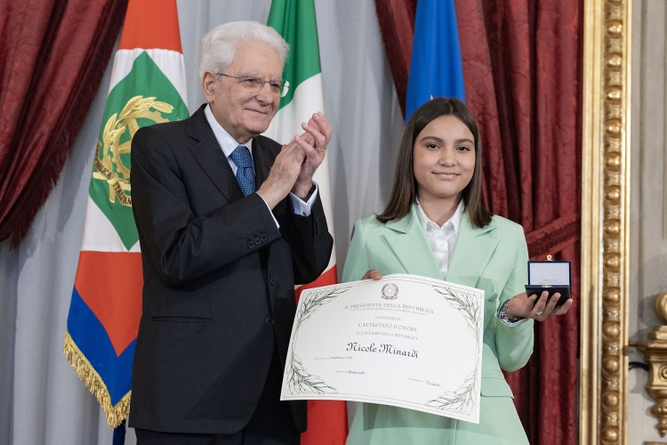Il Presidente Sergio Mattarella consegna l'Attestato d’Onore a Nicole Minardi Alfiere della Repubblica
