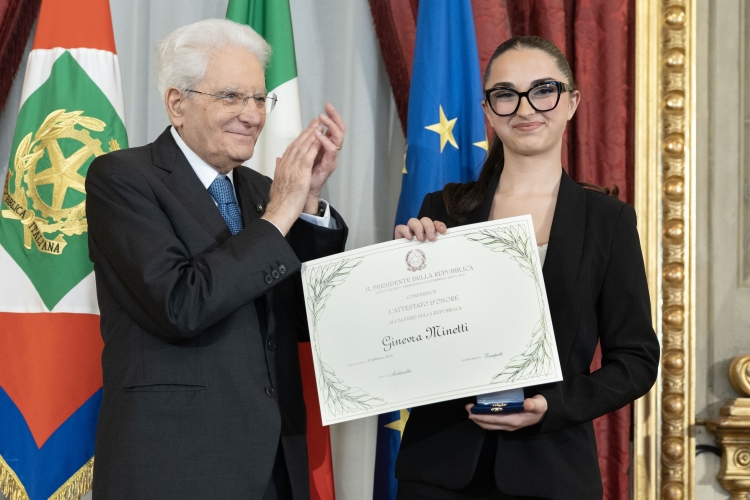 Il Presidente Sergio Mattarella consegna l'Attestato d’Onore a Ginevra Minetti Alfiere della Repubblica
