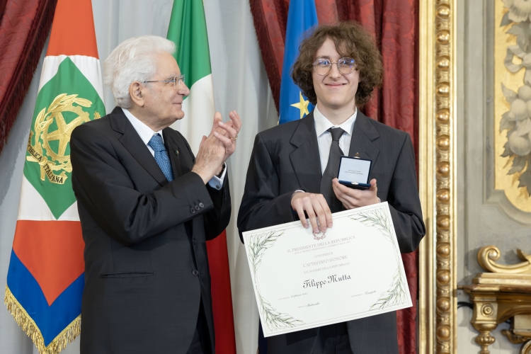 Il Presidente Sergio Mattarella consegna l'Attestato d’Onore a Filippo Mutta Alfiere della Repubblica
