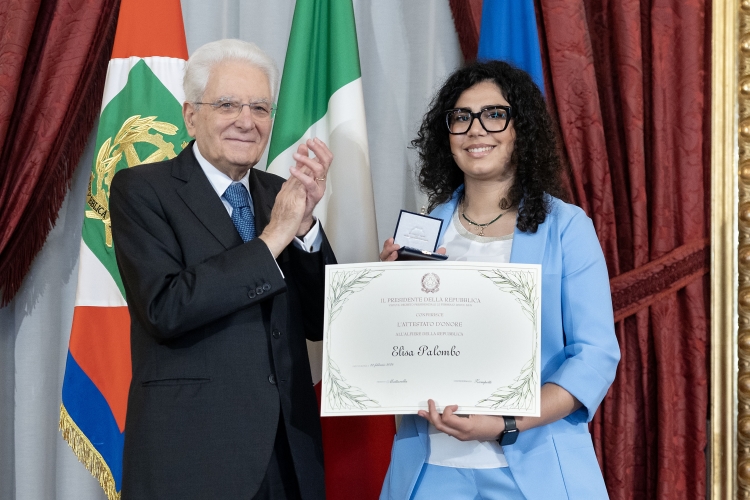 Il Presidente Sergio Mattarella consegna l'Attestato d’Onore a Elisa Palombo Alfiere della Repubblica
