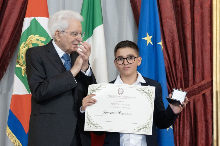 Il Presidente Sergio Mattarella consegna l'Attestato d’Onore a Giovanni Prestinice Alfiere della Repubblica
