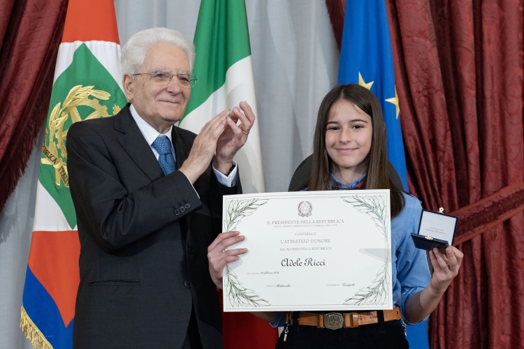 Il Presidente Sergio Mattarella consegna l'Attestato d’Onore a Adele Ricci Alfiere della Repubblica
