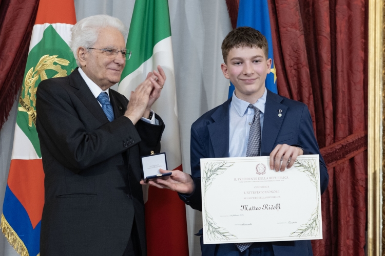 Il Presidente Sergio Mattarella consegna l'Attestato d’Onore a Matteo Ridolfi Alfiere della Repubblica

