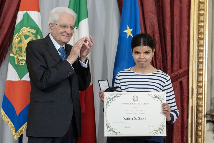 Il Presidente Sergio Mattarella consegna l'Attestato d’Onore a Fatima Sadkaoui Alfiere della Repubblica
