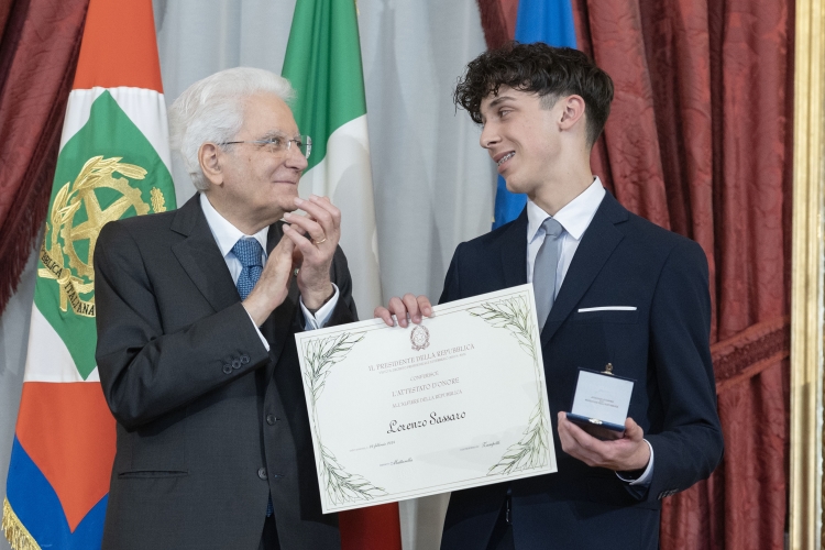 Il Presidente Sergio Mattarella consegna l'Attestato d’Onore a Lorenzo Sassaro Alfiere della Repubblica

