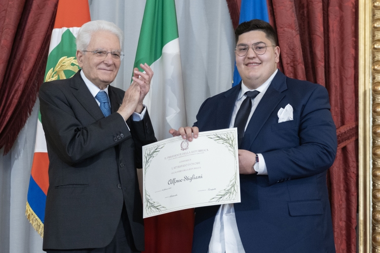 Il Presidente Sergio Mattarella consegna l'Attestato d’Onore a Alfonso Stigliani Alfiere della Repubblica
