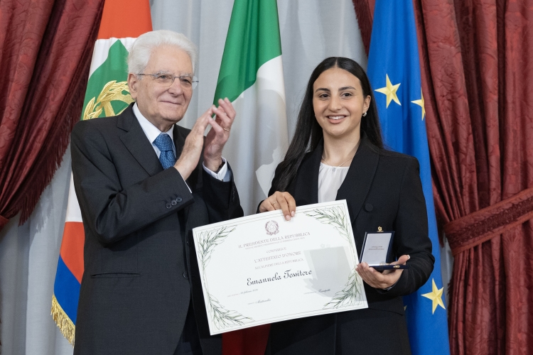 Il Presidente Sergio Mattarella consegna l'Attestato d’Onore a Emanuela Tessitore Alfiere della Repubblica

