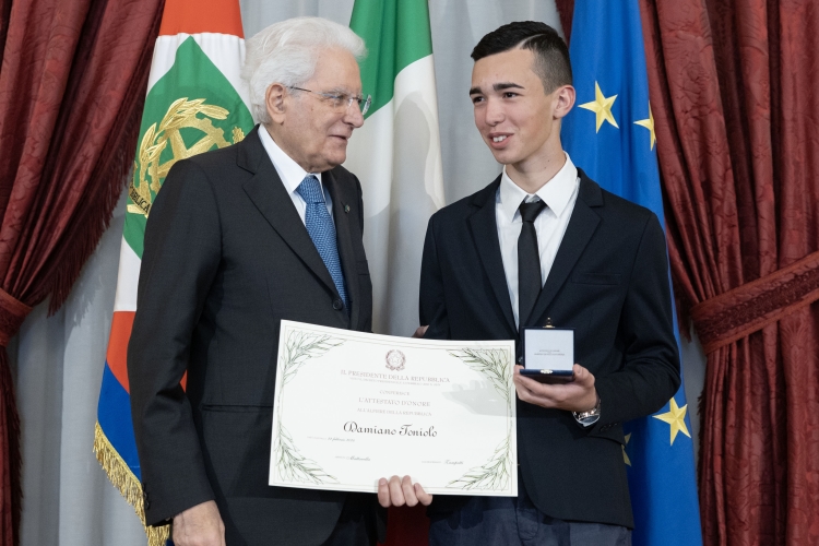 Il Presidente Sergio Mattarella consegna l'Attestato d’Onore a Damiano Toniolo Alfiere della Repubblica
