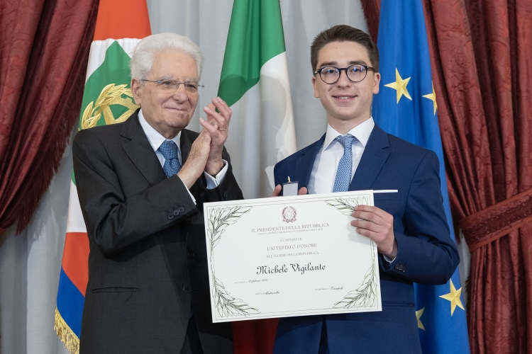 Il Presidente Sergio Mattarella consegna l'Attestato d’Onore a Michele Vigilante Alfiere della Repubblica

