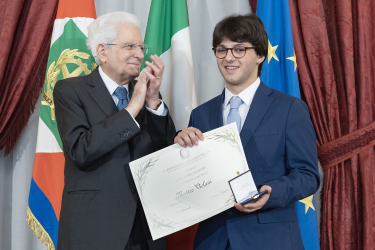 Il Presidente Sergio Mattarella consegna l'Attestato d’Onore a Matteo Violani Alfiere della Repubblica
