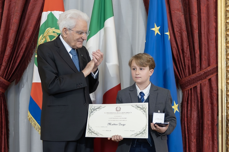 Il Presidente Sergio Mattarella consegna l'Attestato d’Onore a Matteo Zago Alfiere della Repubblica
