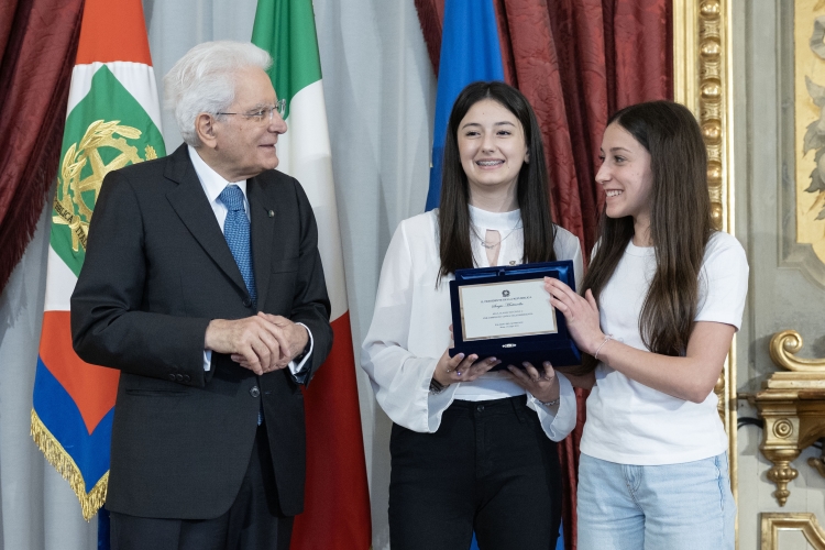 Il Presidente Sergio Mattarella consegna la Targa alla classe 5A scuola primaria - Istituto comprensivo Trasacco "Per la forza della loro amicizia"
