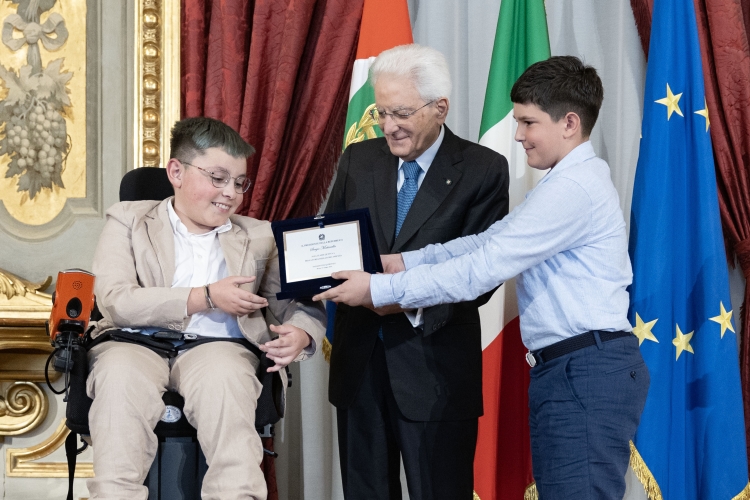 Il Presidente Sergio Mattarella consegna la Targa alle classi 5AS, 5BS, 5AC Liceo scientifico e classico Antonio Segni, di Ozieri ,"Per la testimonianza di solidarietà"
