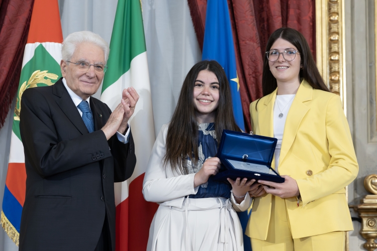 Il Presidente Sergio Mattarella consegna la Targa alla classe 2C Scuola "F. Matteucci" - Istituto comprensivo Montalcini, Campi Bisenzio, "Per l’impegno civile nell’emergenza"
