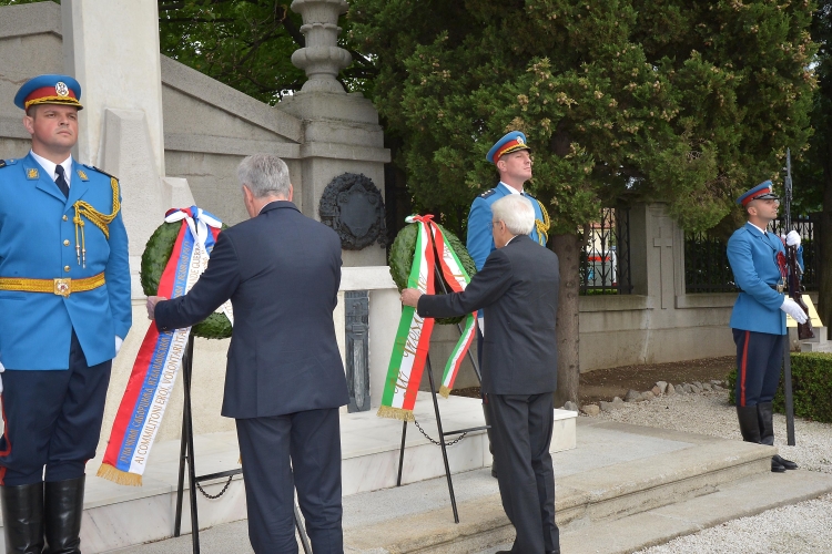 Il Presidente Sergio Mattarella e il Presidente Tomislav Nikolic rendono 
