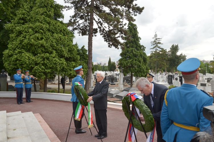 Il Presidente Sergio Mattarella e il Presidente Tomislav Nikolic rendono omaggio ai caduti 