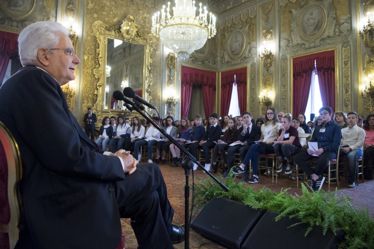 Il Presidente Sergio Mattarella incontra al Quirinale alcune scolaresche delle Scuole secondarie di primo grado.