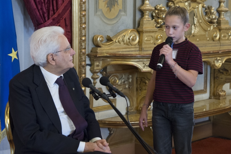 Il Presidente Sergio Mattarella incontra al Quirinale alcune scolaresche delle Scuole secondarie di primo grado.