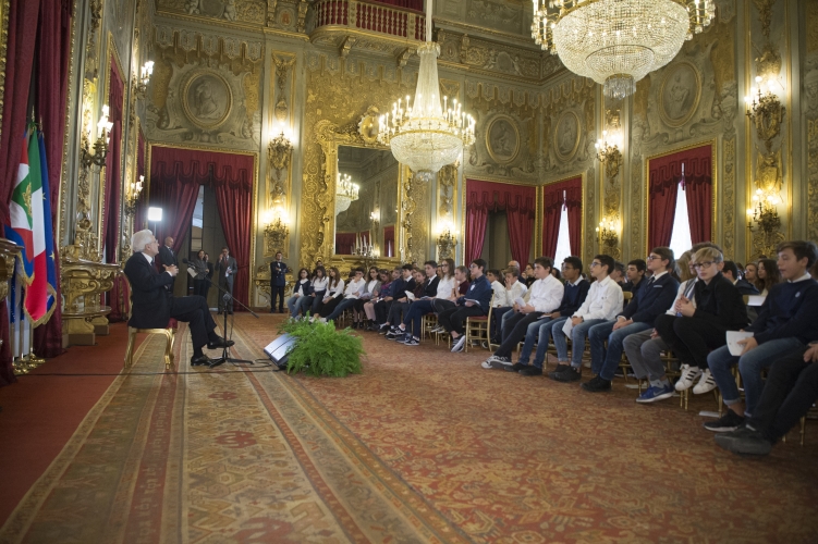 Il Presidente Sergio Mattarella incontra al Quirinale alcune scolaresche delle Scuole secondarie di primo grado.