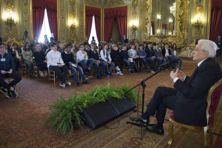 Il Presidente Sergio Mattarella incontra al Quirinale alcune scolaresche delle Scuole secondarie di primo grado.