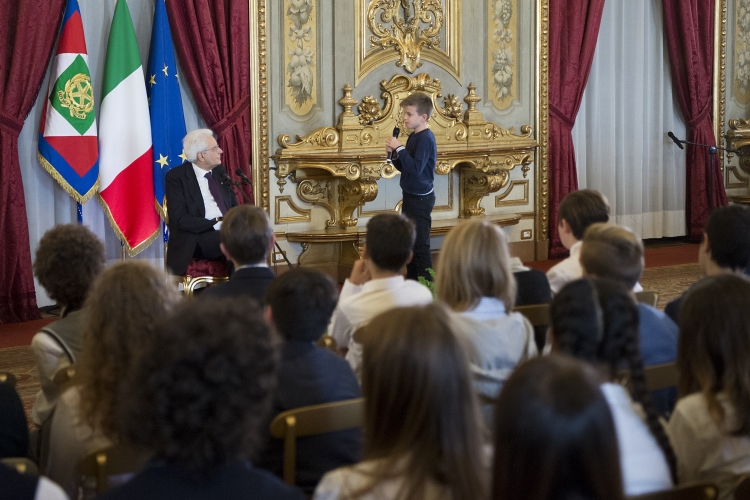 Il Presidente Sergio Mattarella incontra al Quirinale alcune scolaresche delle Scuole secondarie di primo grado.