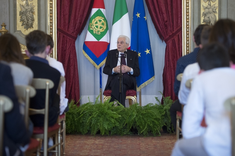 Il Presidente Sergio Mattarella incontra al Quirinale alcune scolaresche delle Scuole secondarie di primo grado.
