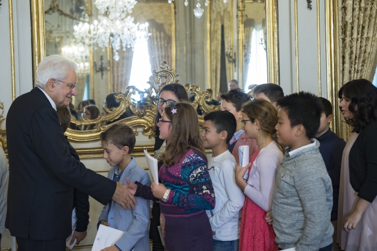 Il Presidente Sergio Mattarella incontra al Quirinale alcune scolaresche delle Scuole secondarie di primo grado.