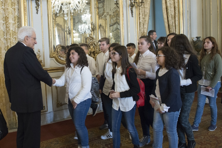 Il Presidente Sergio Mattarella incontra al Quirinale alcune scolaresche delle Scuole secondarie di primo grado.