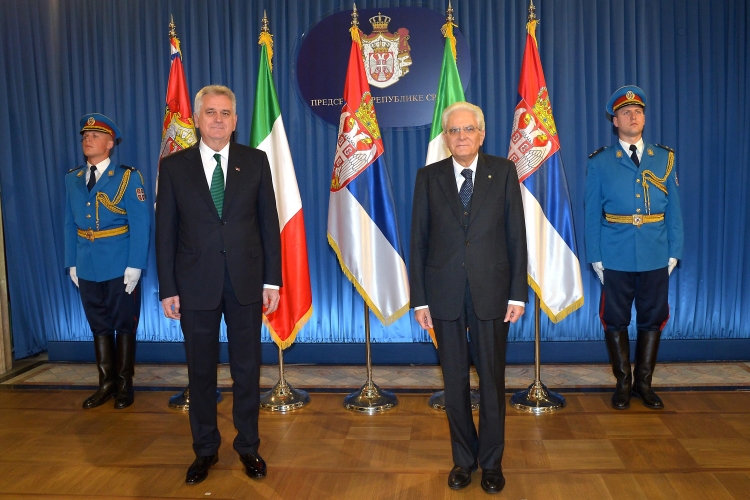 Il Presidente Sergio Mattarella accolto dal Presidente della Repubblica di Serbia Tomislav Nikolic