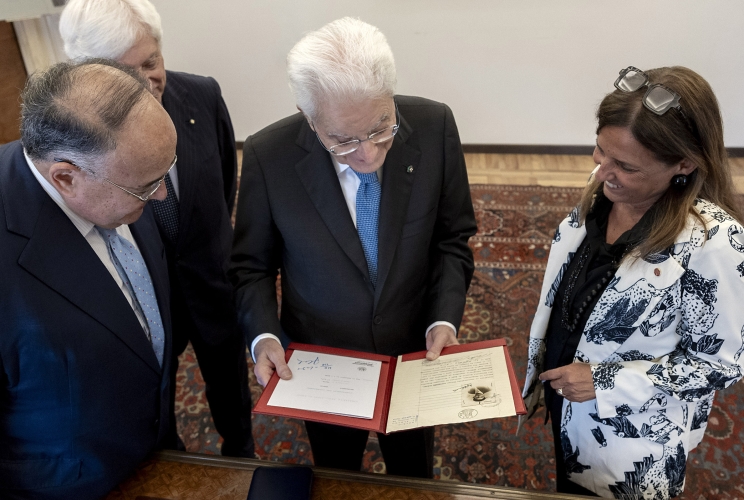 Il Presidente Sergio Mattarella riceve la copia autenticata della sua domanda di iscrizione all'Università "La Sapienza" in occasione della XI edizione della Giornata del Laureato: premiazione Laureati Eccellenti