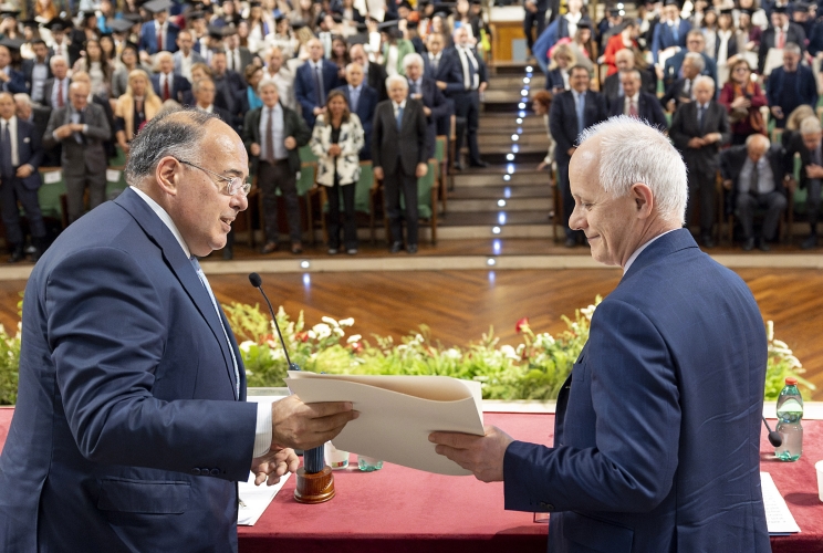 Il Presidente Sergio Mattarella assiste alla consegna del titolo di laureato illustre a Luciano Fontana, nel corso  della XI edizione della Giornata del Laureato: premiazione Laureati Eccellenti
