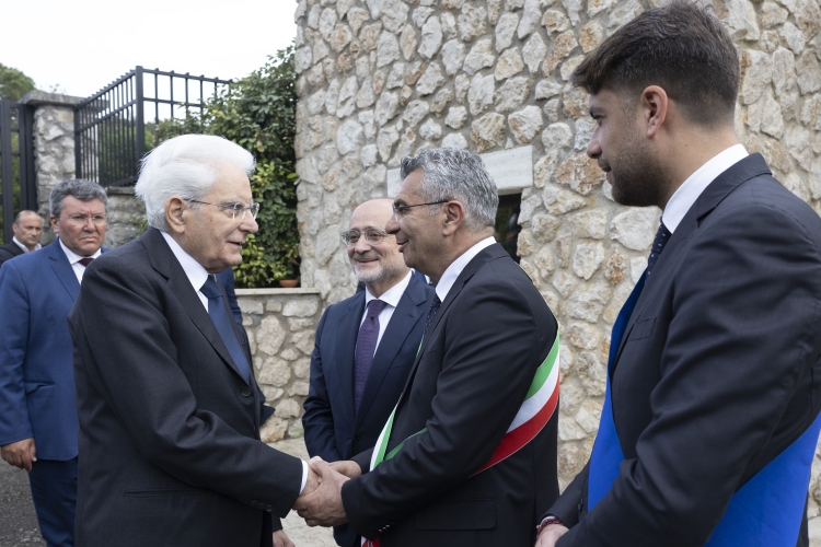 Il Presidente della Repubblica Sergio Mattarella saluta Enzo Salera, Sindaco di Cassino, in occasione del 80° anniversario della battaglia di Montecassino
