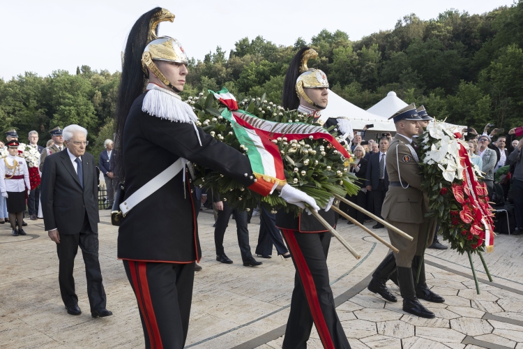Il Presidente della Repubblica Sergio Mattarella depone una corona d’alloro alla Croce Virtuti Militari, in occasione del 80° anniversario della battaglia di Montecassino
