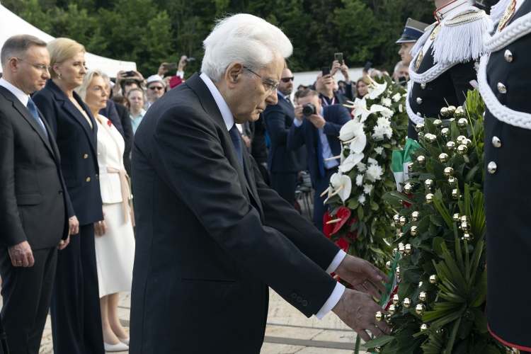 Il Presidente della Repubblica Sergio Mattarella depone una corona d’alloro alla Croce Virtuti Militari, in occasione del 80° anniversario della battaglia di Montecassino
