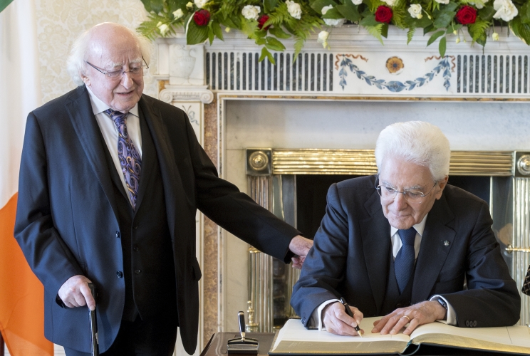 Il Presidente della Repubblica Sergio Mattarella con a fianco Michael Daniel Higgins, Presidente d'Irlanda,  firma il libro d'onore