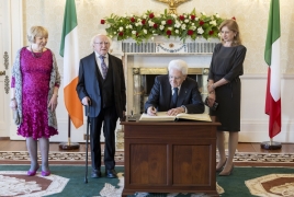 Il Presidente della Repubblica Sergio Mattarella con a fianco Michael Daniel Higgins, Presidente d'Irlanda,  firma il libro d'onore