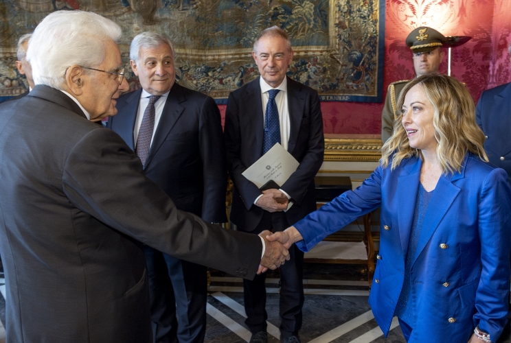 Il Presidente Sergio Mattarella saluta il Presidente del Consiglio Giorgia Meloni, in occasione del Consiglio Supremo di Difesa