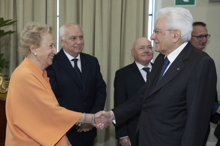 Il Presidente della Repubblica Sergio Mattarella saluta Eugenia Obermitto, moglie di Giovanni Goria
