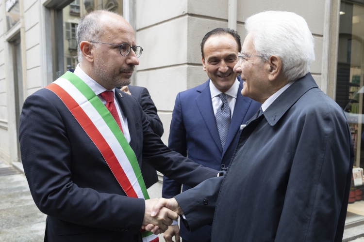Il Presidente della Repubblica Sergio Mattarella al Teatro comunale “Vittorio Alfieri” di Asti, accolto da Alberto Cirio, Presidente della Regione Piemonte, e da Maurizio Rasero, Sindaco e Presidente della Provincia di Asti, in occasione della cerimonia commemorativa del trentesimo anniversario della scomparsa dell’On. Giovanni Goria 
