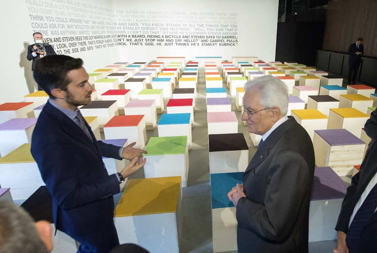 Il Presidente Sergio Mattarella visita la mostra "Come una falena alla fiamma" 