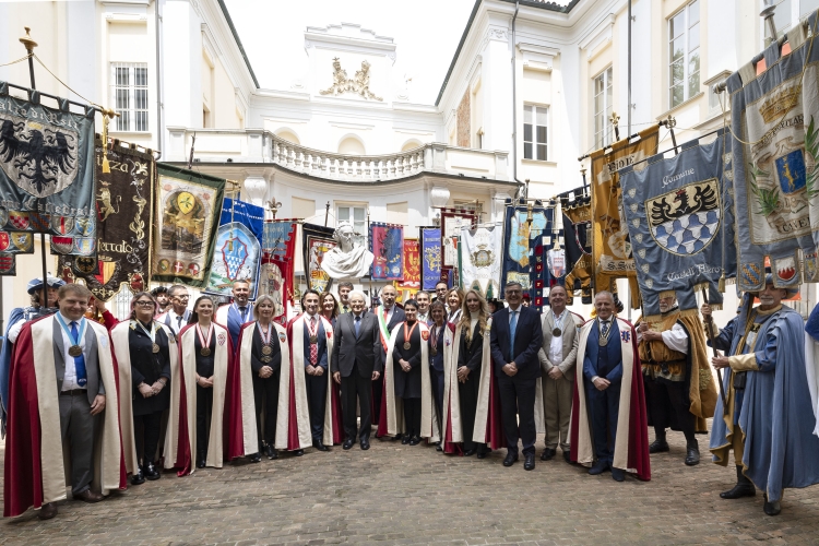 Il Presidente della Repubblica Sergio Mattarella visita Palazzo Alfieri con i figuranti in costume storico, recanti le insegne delle contrade di Asti
